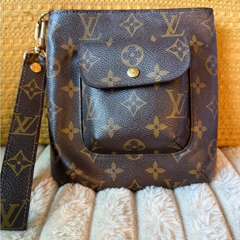 Louis Vuitton Monogram Partition pouch wristlet